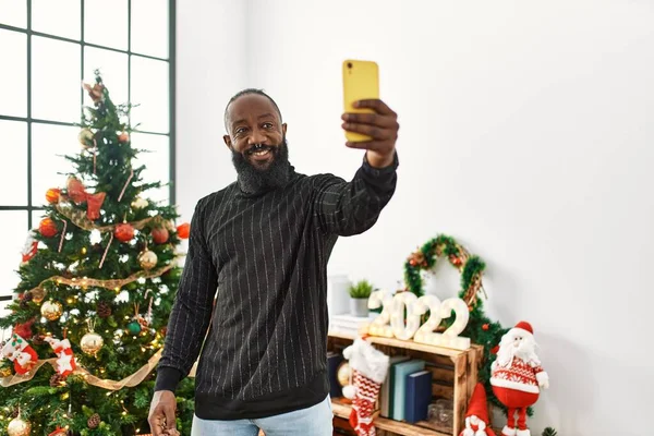 Jovem Afro Americano Faz Selfie Pelo Smartphone Junto Árvore Natal — Fotografia de Stock