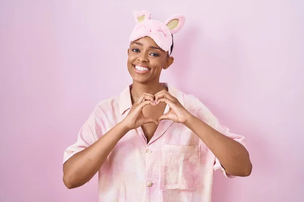 Afroamerykanka Masce Snu Piżamie Uśmiechająca Się Miłości Pokazując Symbol Serca — Zdjęcie stockowe