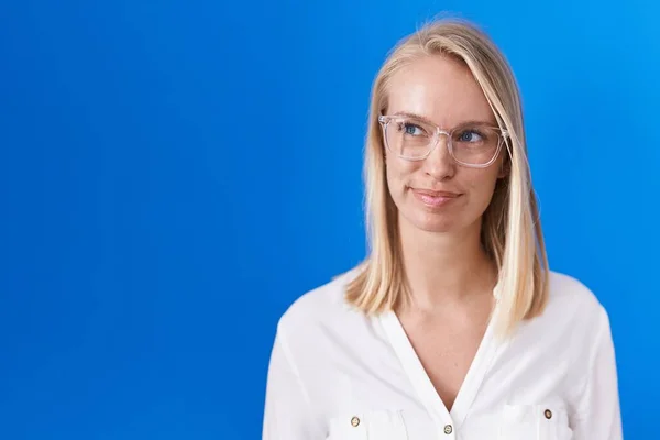 Jonge Blanke Vrouw Staan Blauwe Achtergrond Glimlachen Kijken Naar Zijkant — Stockfoto