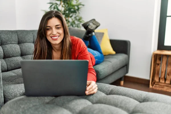 Ung Kvinna Som Använder Laptop Liggande Soffan Hemma — Stockfoto