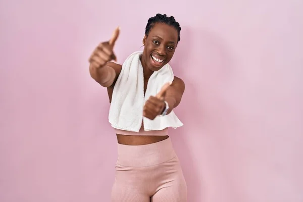 Beautiful Black Woman Wearing Sportswear Towel Pink Background Approving Doing — Fotografia de Stock