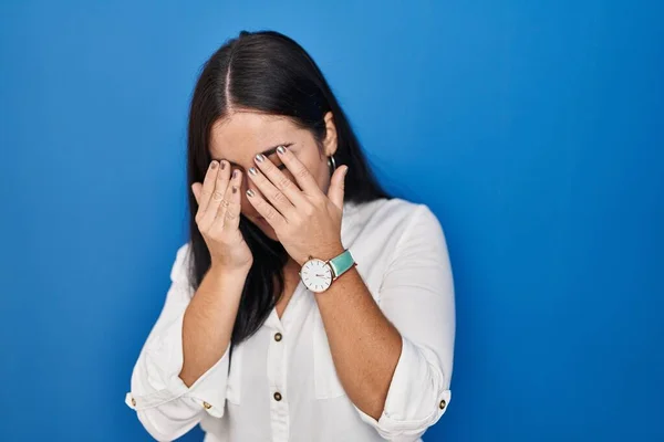 Mulher Hispânica Jovem Sobre Fundo Azul Esfregando Olhos Para Fadiga — Fotografia de Stock