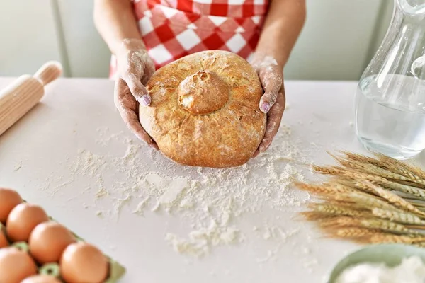 Jovem Bela Mulher Hispânica Segurando Pão Cozinha — Fotografia de Stock