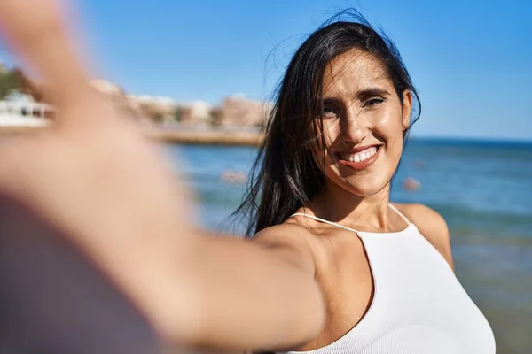 Jovem Hispânica Sorrindo Confiante Fazendo Selfie Pela Câmera Beira Mar — Fotografia de Stock