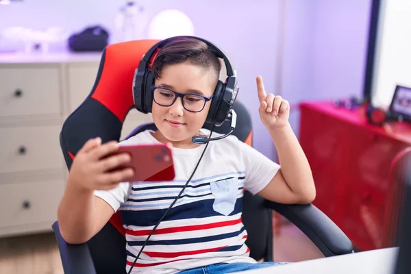 Joven Niño Hispano Jugando Videojuegos Con Smartphone Sonriendo Con Una — Foto de Stock