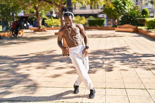 Africano Americano Mulher Sem Camisa Ouvir Música Dança Parque — Fotografia de Stock