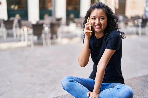 Ung Kinesisk Kvinna Talar Smartphone Sitter Bänk Gatan — Stockfoto