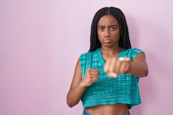 Jovem Afro Americana Com Tranças Sobre Fundo Rosa Punho Punho — Fotografia de Stock