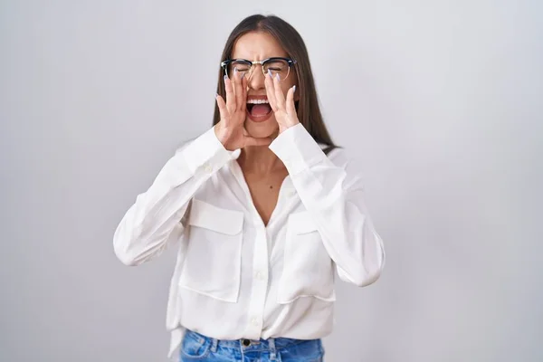 Mujer Morena Joven Con Gafas Gritando Enojado Voz Alta Con — Foto de Stock