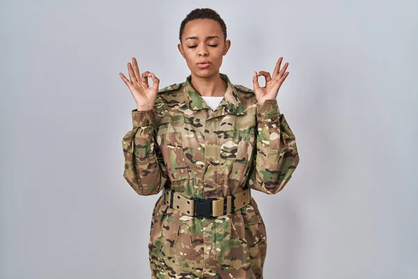 Linda Mulher Afro Americana Vestindo Uniforme Exército Camuflagem Relaxado Sorrindo — Fotografia de Stock