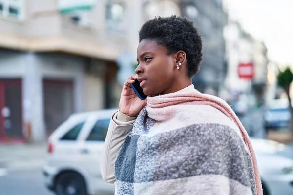 Afričanky Americká Žena Strach Mluvit Smartphone Ulici — Stock fotografie