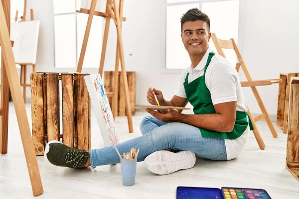 Joven Hombre Hispano Sonriendo Confiado Dibujo Estudio Arte — Foto de Stock