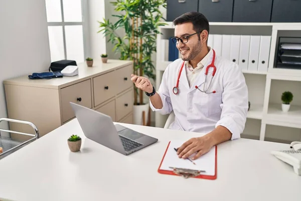 Young Hispanic Doctor Man Beard Doing Online Appointment Clinic Screaming — Stock Photo, Image