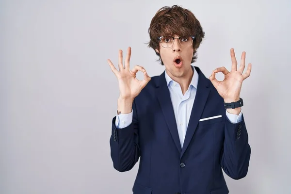 Hispánský Byznys Mladý Muž Brýlemi Který Vypadal Překvapeně Šokovaně Když — Stock fotografie