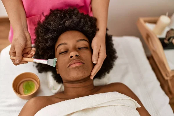 Mladá Africká Americká Žena Ošetření Obličeje Kosmetickém Centru — Stock fotografie