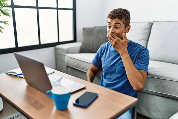 Junger Hispanischer Mann Gestikuliert Bei Videoanruf Hause Mit Gebärdensprache — Stockfoto