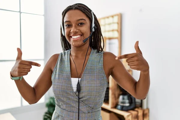 Jonge Afrikaans Amerikaanse Vrouw Die Werkt Kantoor Een Operatorheadset Draagt — Stockfoto