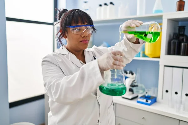 Giovane Bella Scienziata Latina Versando Liquido Sulla Provetta Laboratorio — Foto Stock