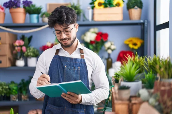 Çiçekçide kendine güvenen genç İspanyol çiçekçi.