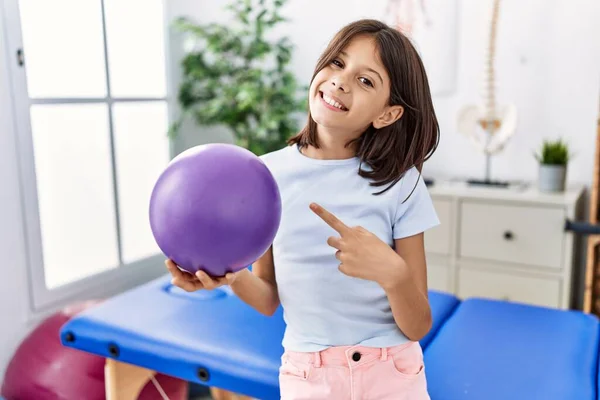 Jong Hispanic Meisje Met Kleine Revalidatie Bal Glimlachen Gelukkig Wijzend — Stockfoto