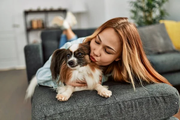 Jonge Kaukasische Vrouw Liggend Bank Knuffelen Kussen Hond Thuis — Stockfoto
