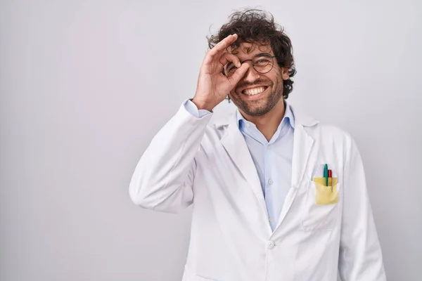 Joven Hispano Vistiendo Uniforme Doctor Haciendo Buen Gesto Con Mano — Foto de Stock