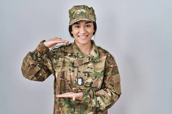 Jonge Zuid Aziatische Vrouw Draagt Camouflage Legeruniform Gebaar Met Handen — Stockfoto