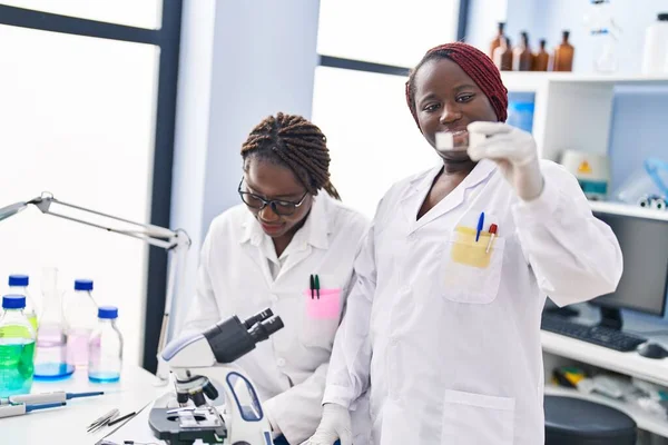 Африканські Американські Жінки Лікар Пацієнтка Допомогою Тачпада Консультуються Лабораторії — стокове фото