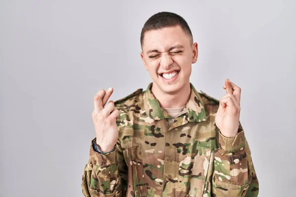 Joven Hombre Vistiendo Camuflaje Uniforme Del Ejército Gesto Cruzado Sonriendo —  Fotos de Stock