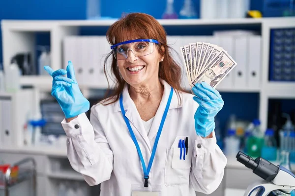 Middle Age Hispanic Woman Working Scientist Laboratory Holding Dollars Smiling — ストック写真