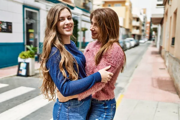 Moeder Dochter Lachen Vol Zelfvertrouwen Elkaar Knuffelend Straat — Stockfoto