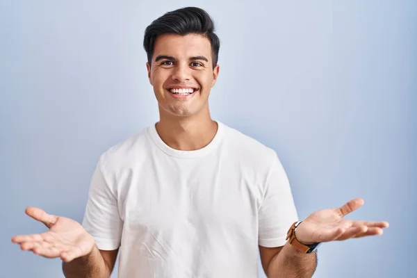 Homem Hispânico Sobre Fundo Azul Sorrindo Alegre Oferecendo Mãos Dando — Fotografia de Stock