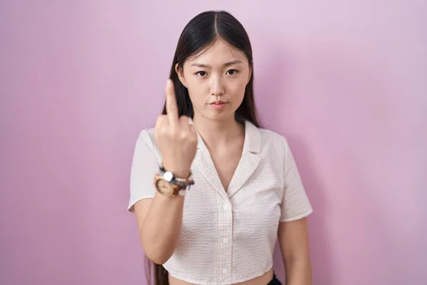 Chinese Young Woman Standing Pink Background Showing Middle Finger Impolite — 图库照片