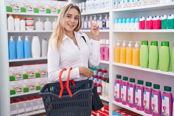 Ung Blond Kvinna Shopping Apotek Apotek Apotek Apotek Innehav Korg — Stockfoto