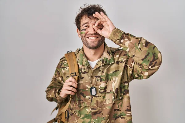 Jovem Hispânico Vestindo Uniforme Exército Camuflagem Fazendo Gesto Com Mão — Fotografia de Stock