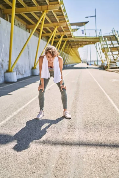 Young Caucasian Woman Wearing Sportswear Resting Street — Photo