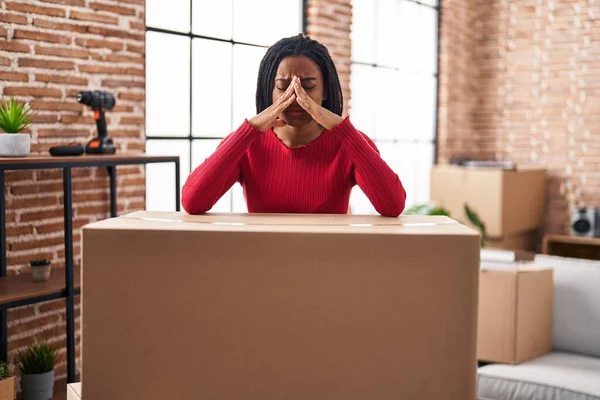 Donna Afroamericana Appoggiata Pacchetti Stressati Nella Nuova Casa — Foto Stock