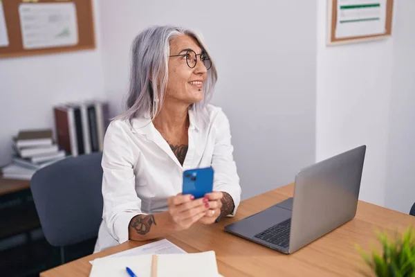 Mulher Cabelos Grisalhos Meia Idade Trabalhador Negócios Usando Laptop Smartphone — Fotografia de Stock