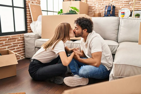 Homem Mulher Casal Beijando Sentado Chão Nova Casa — Fotografia de Stock