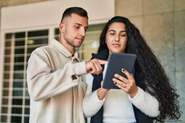 Mann Und Frau Nutzen Touchpad Auf Der Straße — Stockfoto