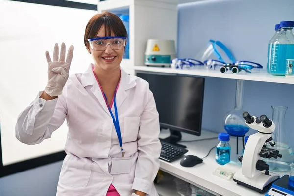 Jeune Femme Brune Travaillant Laboratoire Scientifique Montrant Pointant Doigt Numéro — Photo
