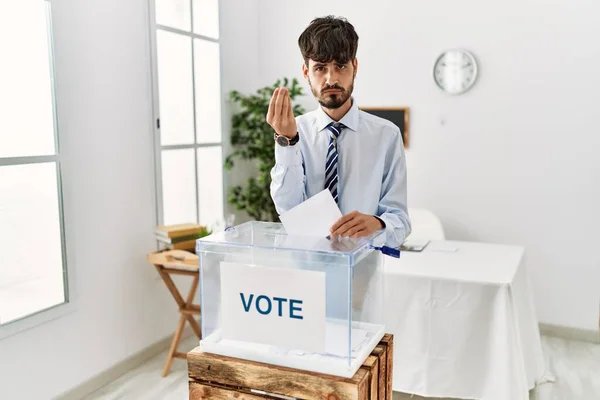 Hombre Hispano Con Barba Votando Poniendo Sobre Urna Haciendo Gesto — Foto de Stock