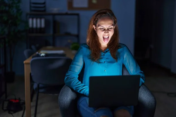 Mujer Morena Trabajando Oficina Por Noche Sacando Lengua Feliz Con — Foto de Stock
