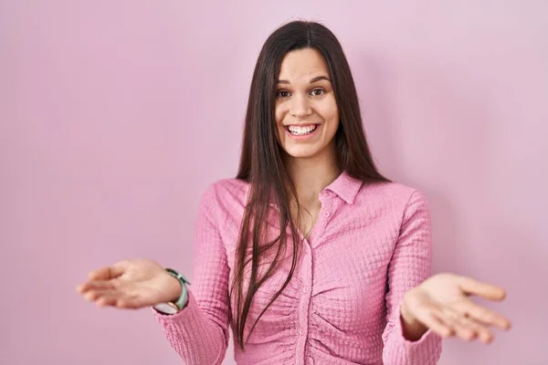 Young Hispanic Woman Standing Pink Background Smiling Cheerful Offering Hands — Foto de Stock