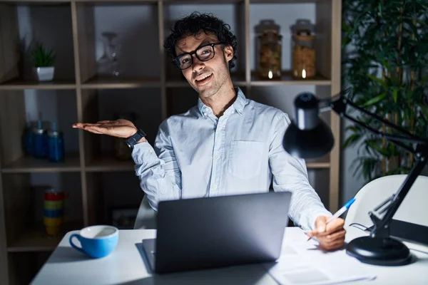 Hispanic Man Working Office Night Pointing Aside Hands Open Palms — Stock Photo, Image