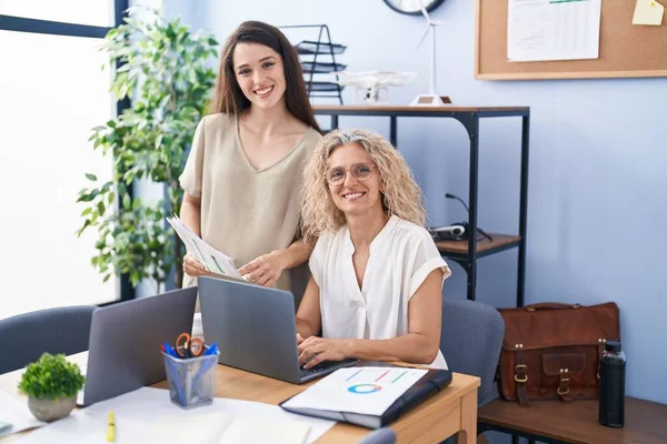 Duas Mulheres Trabalhadoras Negócios Usando Documento Leitura Laptop Escritório — Fotografia de Stock