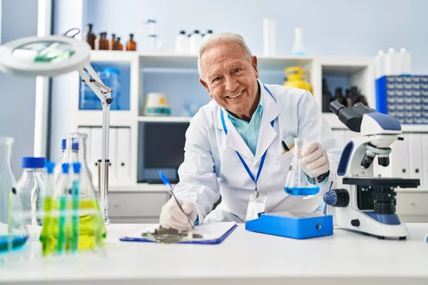 Homem Sênior Vestindo Cientista Uniforme Líquido Medição Laboratório — Fotografia de Stock