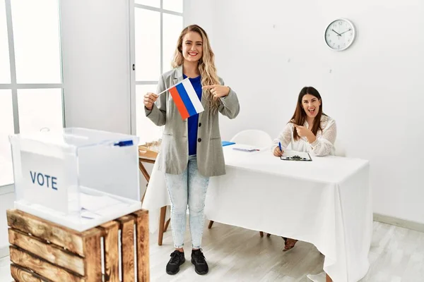 Mujer Rubia Joven Puesto Político Sosteniendo Bandera Rusa Sonriendo Feliz —  Fotos de Stock