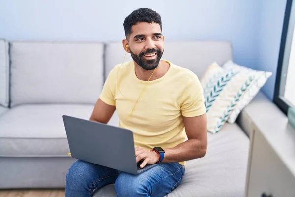 Young Arab Man Using Laptop Sitting Sofa Home — ストック写真