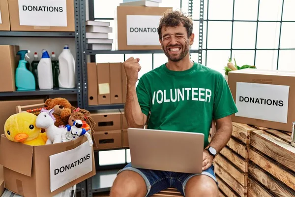 Joven Hombre Guapo Vistiendo Camiseta Voluntaria Usando Portátil Muy Feliz —  Fotos de Stock
